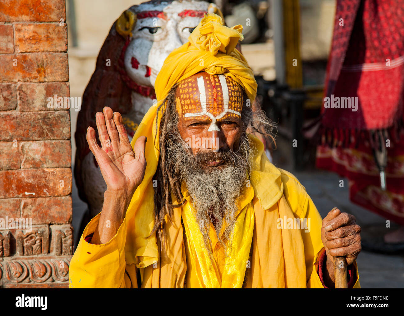 Sadhu, un religioso asceta considerata una persona santa nell'Induismo, sulle strade di Kathma Foto Stock