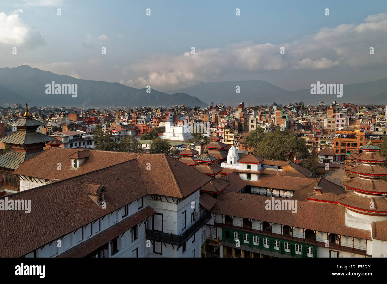 Vista sul tetto di Lalitpur, Kathmandu prima che il terremoto ha seriamente danneggiato molti degli edifici nel 2015 Foto Stock