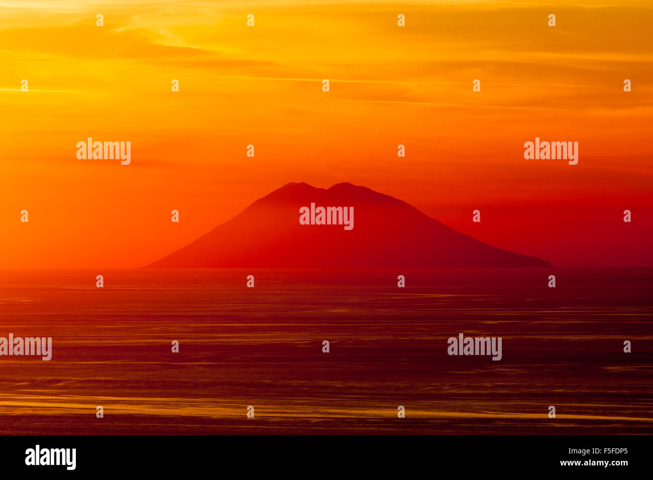 Una vista di Stromboli dall Italia continentale Foto Stock