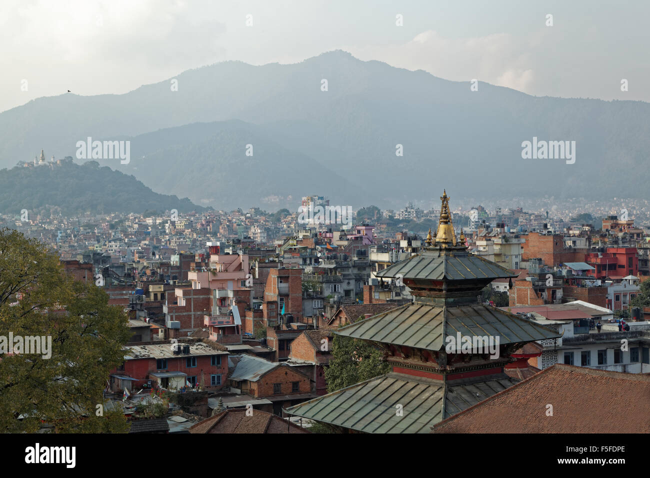 Vista sul tetto di Kathmandu prima che il terremoto ha seriamente danneggiato molti degli edifici nel 2015 Foto Stock