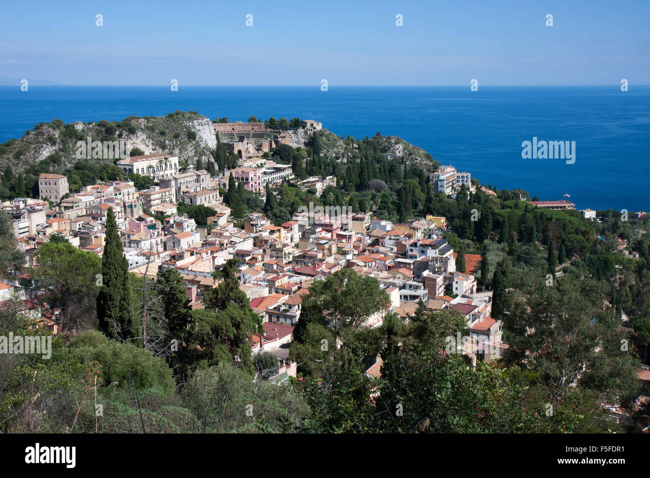 Guardando verso il basso al centro storico di Taormina in Sicilia Foto Stock