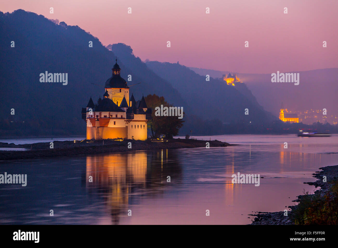 Burg castello Pfalzgrafenstein, valle del Reno superiore e centrale, Germania, vicino a Kaub, al tramonto, nel retro città di Oberwesel Foto Stock