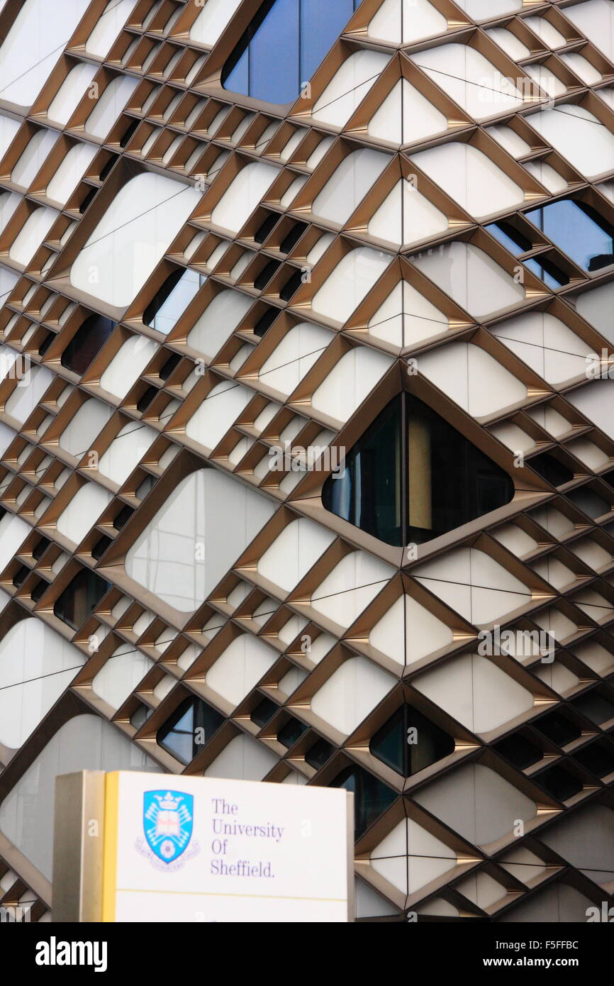 Dettaglio del diamante edificio; una struttura di insegnamento dell'Università di Sheffield, Sheffield, Yorkshire England Regno Unito - 2015 Foto Stock