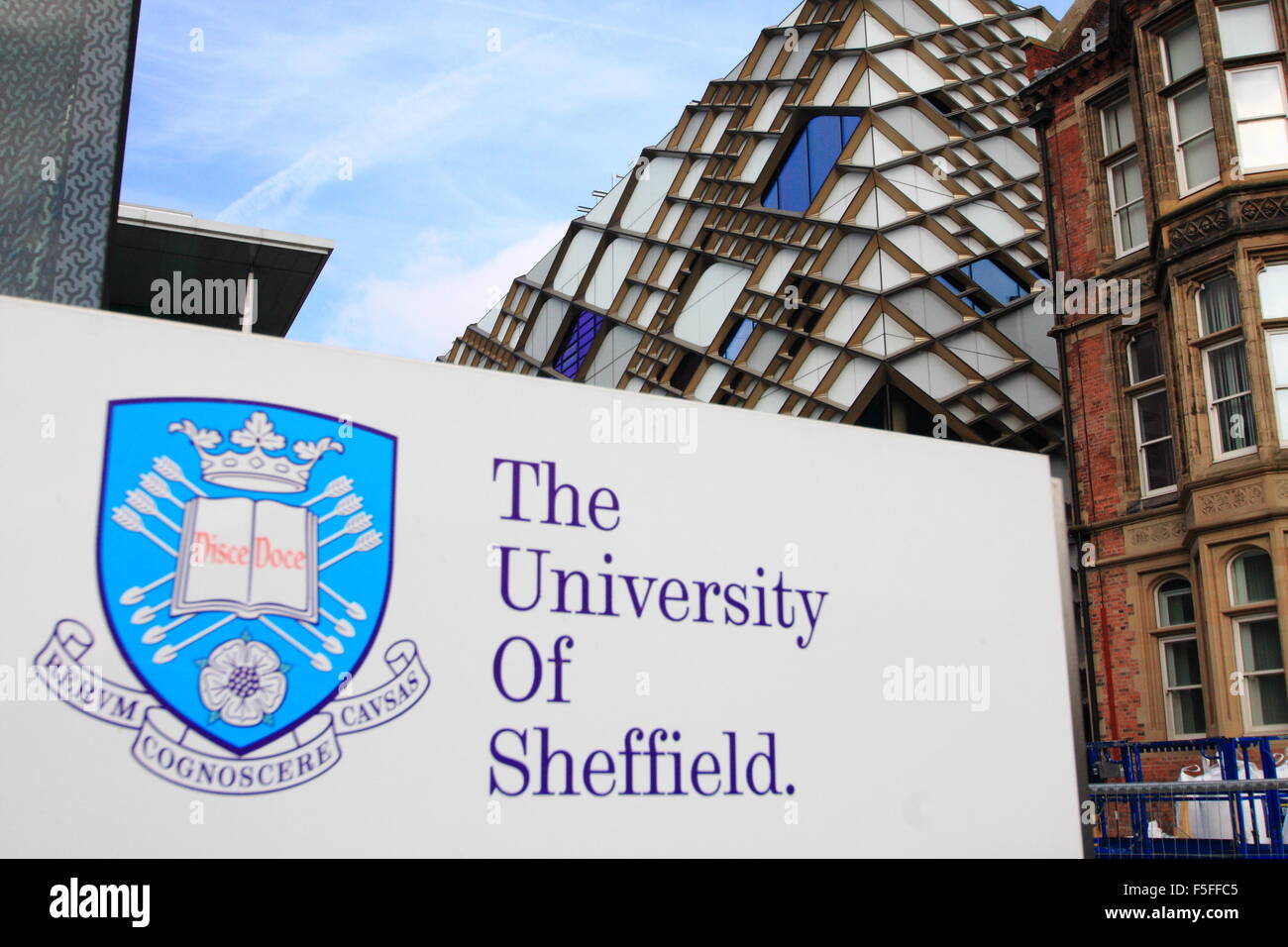 Il Diamante edificio; una struttura di insegnamento dell'Università di Sheffield, Sheffield City Centre, Yorkshire England Regno Unito Foto Stock