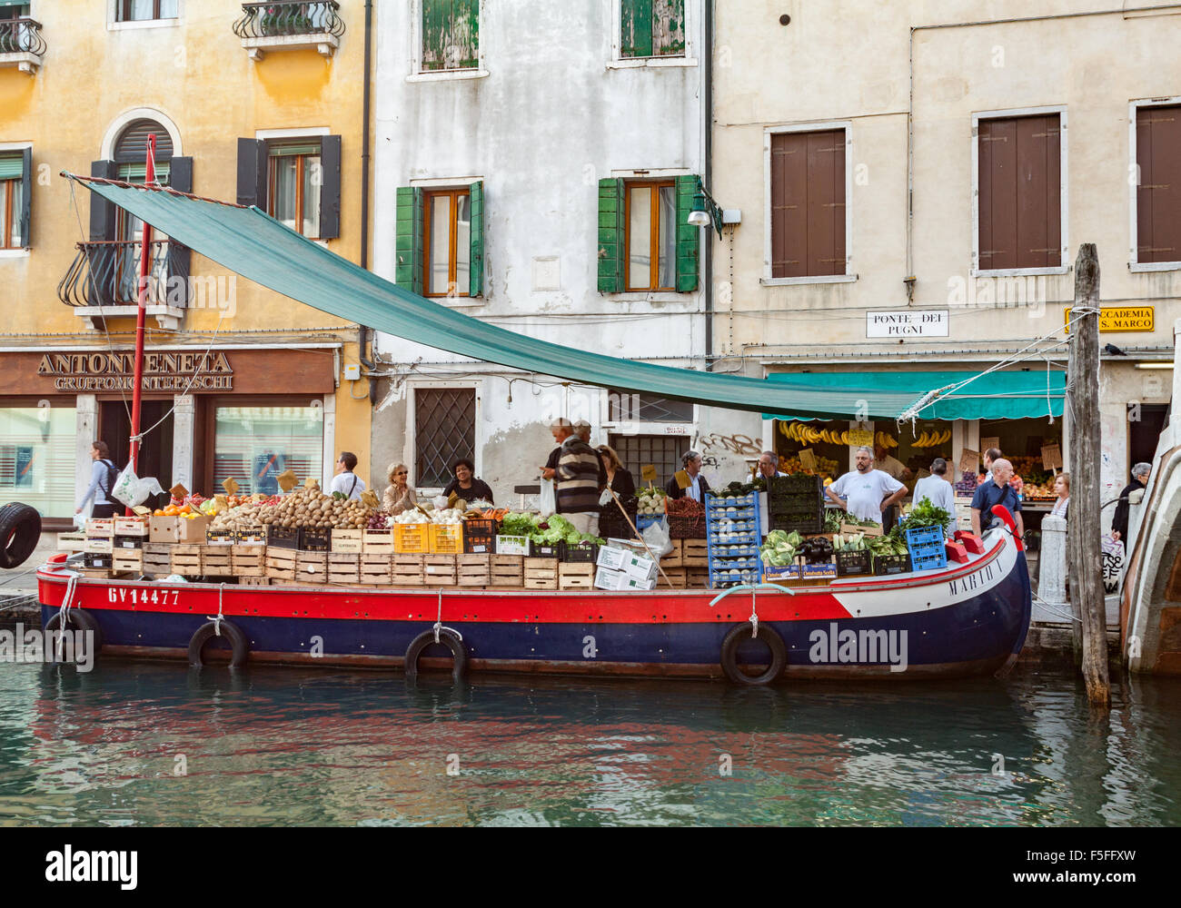 Barca vegetale sul Canal Grande a Venezia Italia con gli acquirenti a bordo Foto Stock