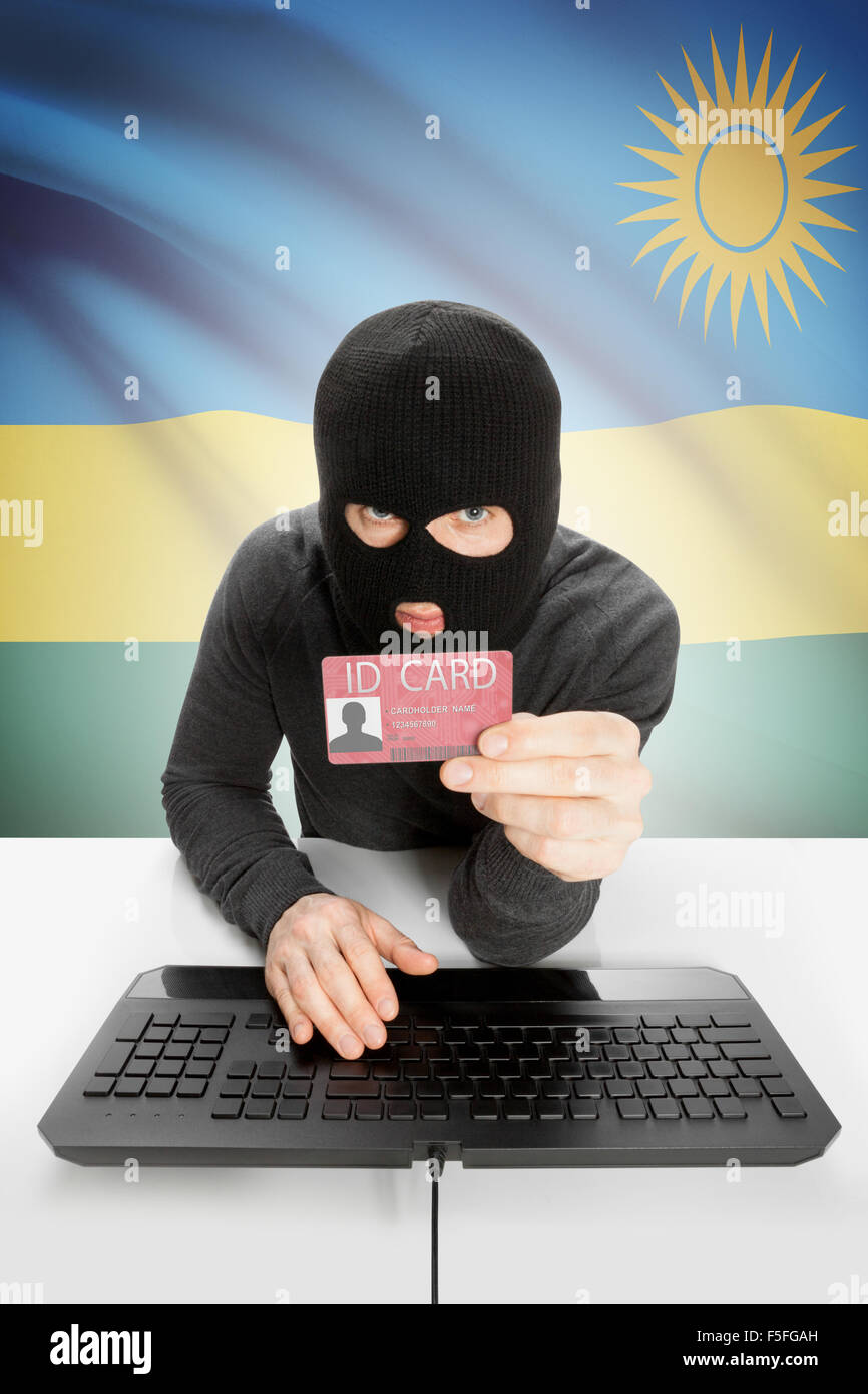 Hacker con ID card in mano e bandiera su sfondo - Rwanda Foto Stock