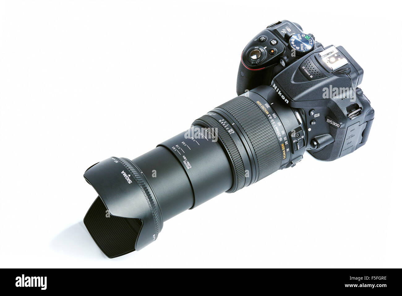 Nikon D5300 Fotocamera reflex digitale con zoom Sigma 18-250 mm OS HSM  Obiettivo Macro isolati su sfondo bianco Foto stock - Alamy