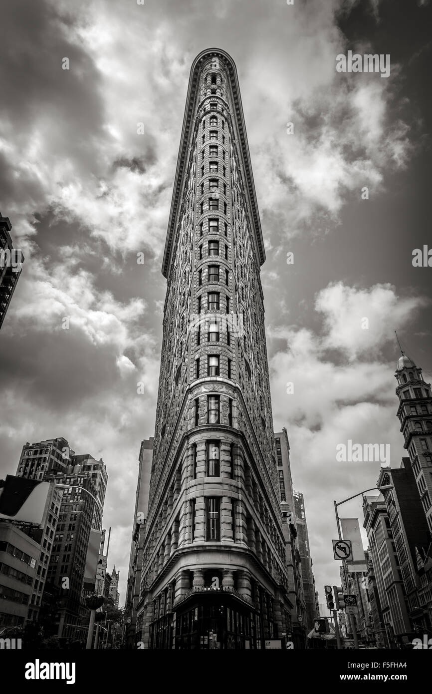 Verticale di New York: il Flatiron Building. Uno dei primi grattacieli di New York City si trova nel quartiere Flatiron Foto Stock