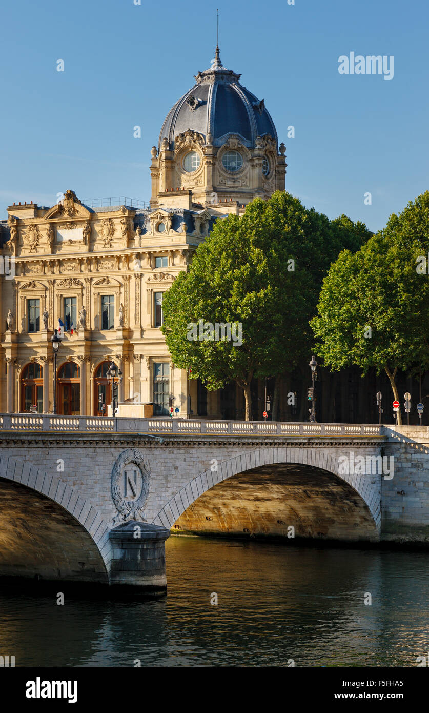 Parigi Corte Commerciale monumento e Pont au cambiare dal fiume Senna nel 4 ° arrondissement, Ile de la Cite, Parigi, Francia Foto Stock