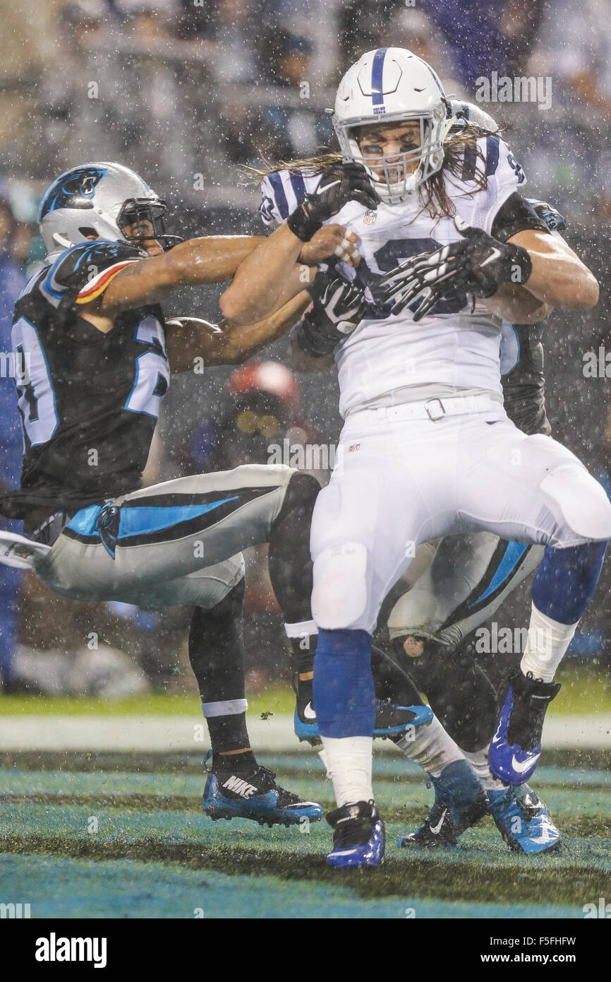 Le ore di lavoro straordinario. 2° Nov, 2015. NC, Carolina Panthers libero di sicurezza Kurt Coleman #20 rompe un passaggio in endzone a Indianapolis Colts manualmente l'estremità Coby Fleener #80 il 2 novembre 2015, presso la Bank of America in Charlotte, North Carolina. Le Pantere sconfitto i Colts 29-26 in lavoro straordinario.Margaret Bowles/CSM/Alamy Live News Foto Stock