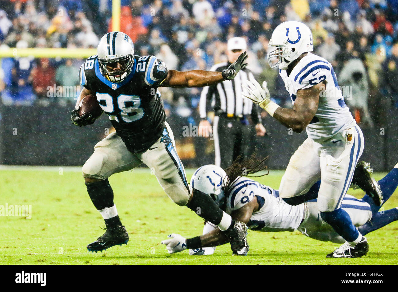 Le ore di lavoro straordinario. 2° Nov, 2015. NC, Carolina Panthers running back Jonathan Stewart #28 bracci rigidi Indianapolis Colts fuori linebacker Erik Walden #93 in un gioco di NFL il 2 novembre 2015, presso la Bank of America in Charlotte, North Carolina. Le Pantere sconfitto i Colts 29-26 in lavoro straordinario.Margaret Bowles/CSM/Alamy Live News Foto Stock