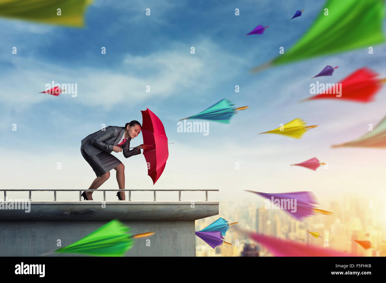 Businesswwoman protegge se stessa da una situazione di crisi Foto Stock