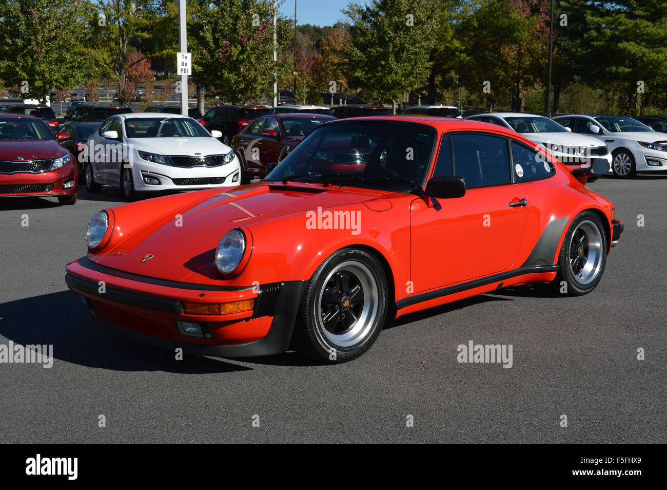 Un Rosso 930 Porsche in un'auto show. Foto Stock