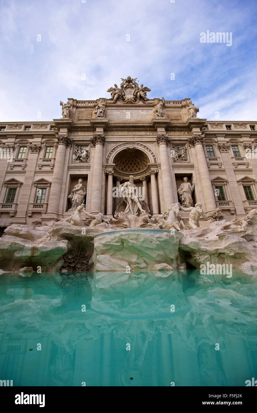 Roma. 3 Novembre, 2015. Foto scattata il 9 novembre 3, 2015 mostra la fontana di Trevi dopo il suo restauro durante il suo re-cerimonia di apertura in Roma, Italia. Dopo diciassette mesi di restauro, la fontana, famosa per le sue che compaiono nel film romantico "Vacanze Romane", è stato riaperto al pubblico il martedì. Credito: Jin Yu/Xinhua/Alamy Live News Foto Stock