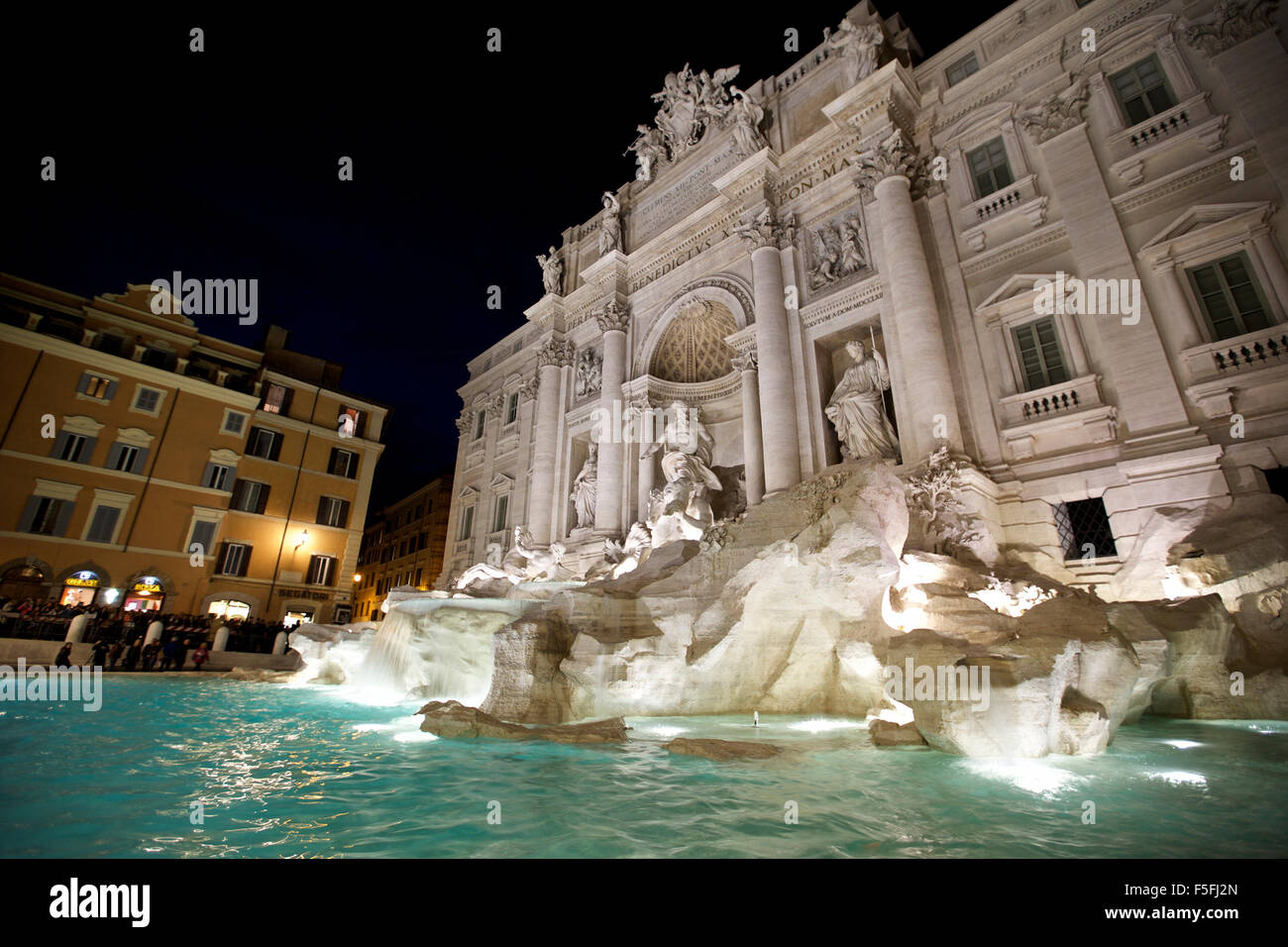 Roma. 3 Novembre, 2015. Foto scattata il 9 novembre 3, 2015 mostra la fontana di Trevi dopo il suo restauro durante il suo re-cerimonia di apertura in Roma, Italia. Dopo diciassette mesi di restauro, la fontana, famosa per le sue che compaiono nel film romantico "Vacanze Romane", è stato riaperto al pubblico il martedì. Credito: Jin Yu/Xinhua/Alamy Live News Foto Stock