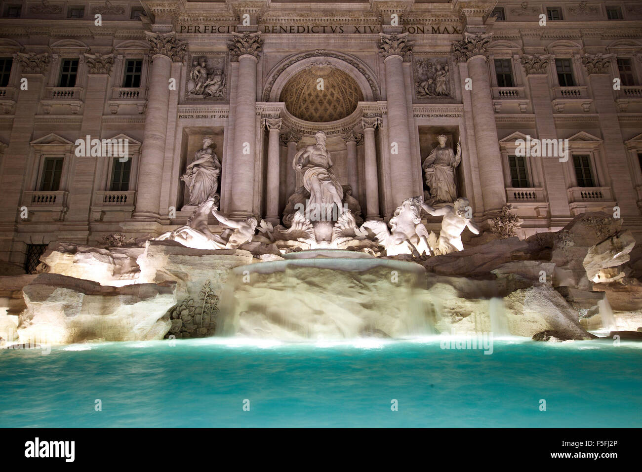 Roma. 3 Novembre, 2015. Foto scattata il 9 novembre 3, 2015 mostra la fontana di Trevi dopo il suo restauro durante il suo re-cerimonia di apertura in Roma, Italia. Dopo diciassette mesi di restauro, la fontana, famosa per le sue che compaiono nel film romantico "Vacanze Romane", è stato riaperto al pubblico il martedì. Credito: Jin Yu/Xinhua/Alamy Live News Foto Stock