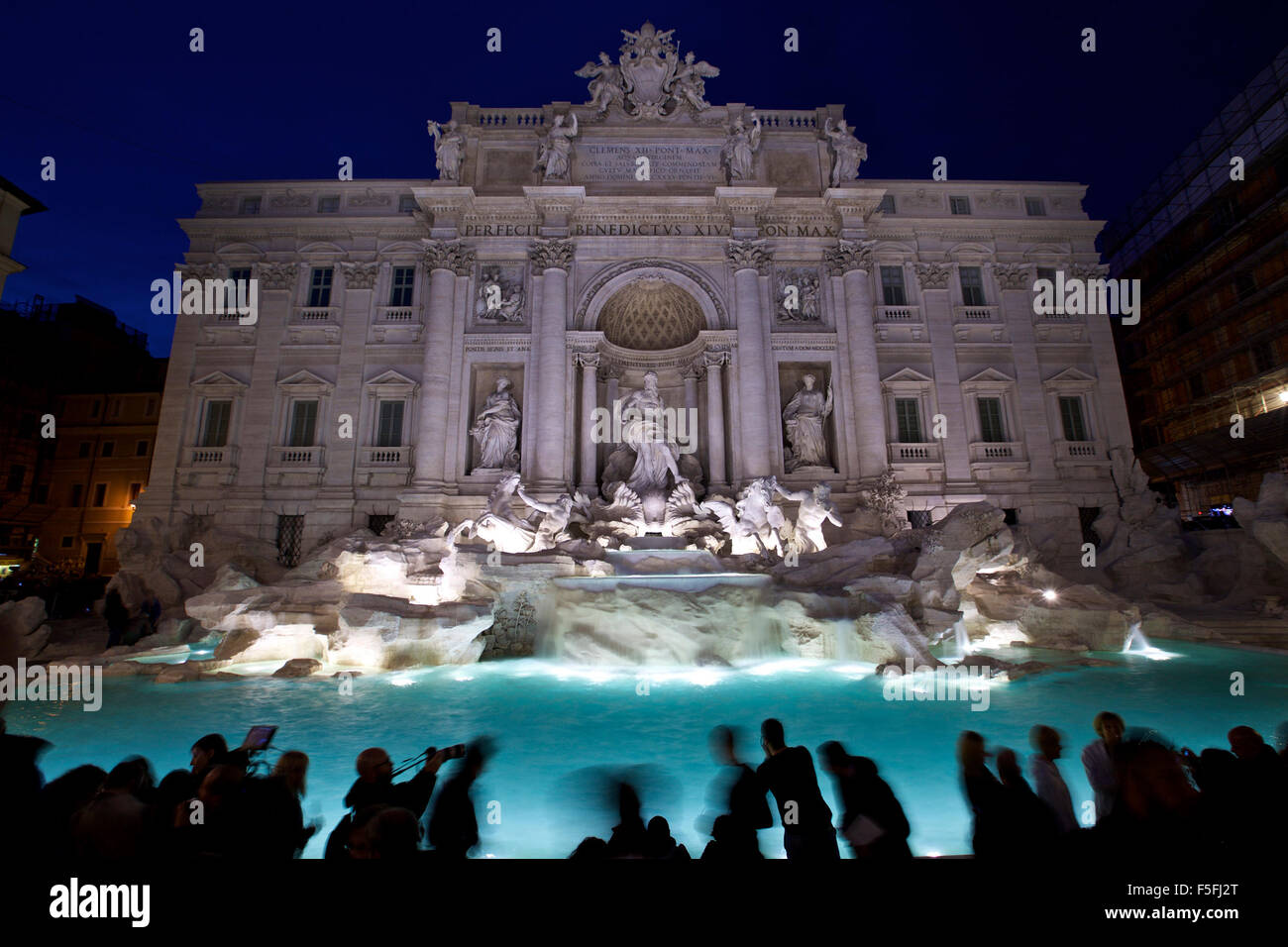 Roma. 3 Novembre, 2015. Foto scattata il 9 novembre 3, 2015 mostra la fontana di Trevi dopo il suo restauro durante il suo re-cerimonia di apertura in Roma, Italia. Dopo diciassette mesi di restauro, la fontana, famosa per le sue che compaiono nel film romantico "Vacanze Romane", è stato riaperto al pubblico il martedì. Credito: Jin Yu/Xinhua/Alamy Live News Foto Stock