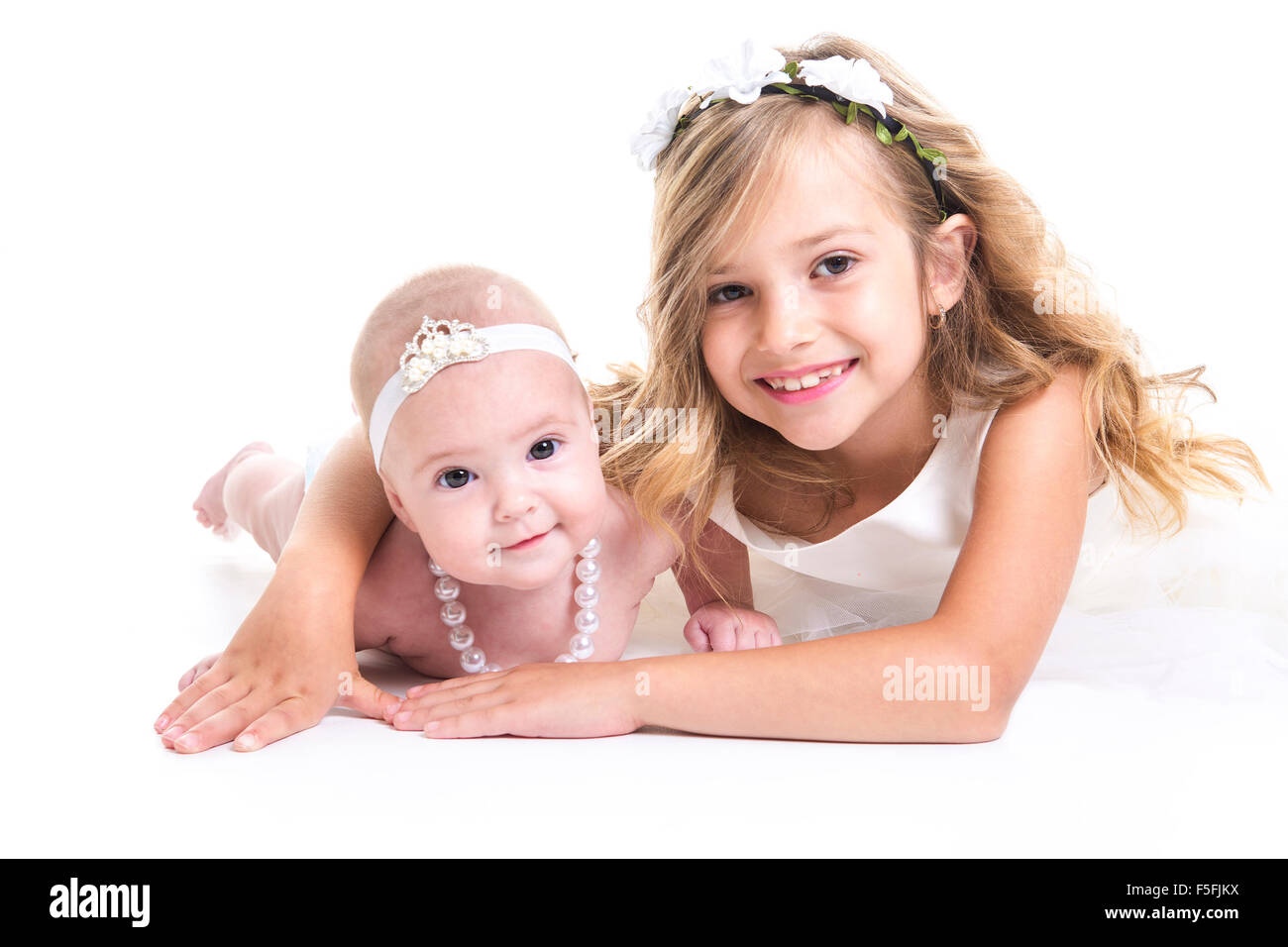 Ritratto di due sorelle in vestiti bianchi Foto Stock
