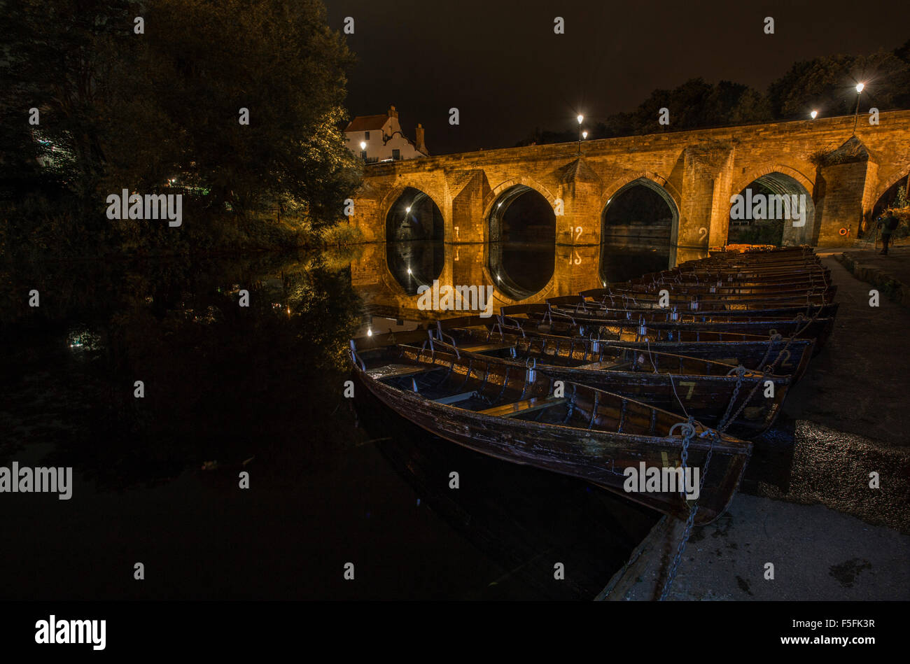Night Shot a ponte Elvet, Durham fiume usura del Brown barche a remi Foto Stock