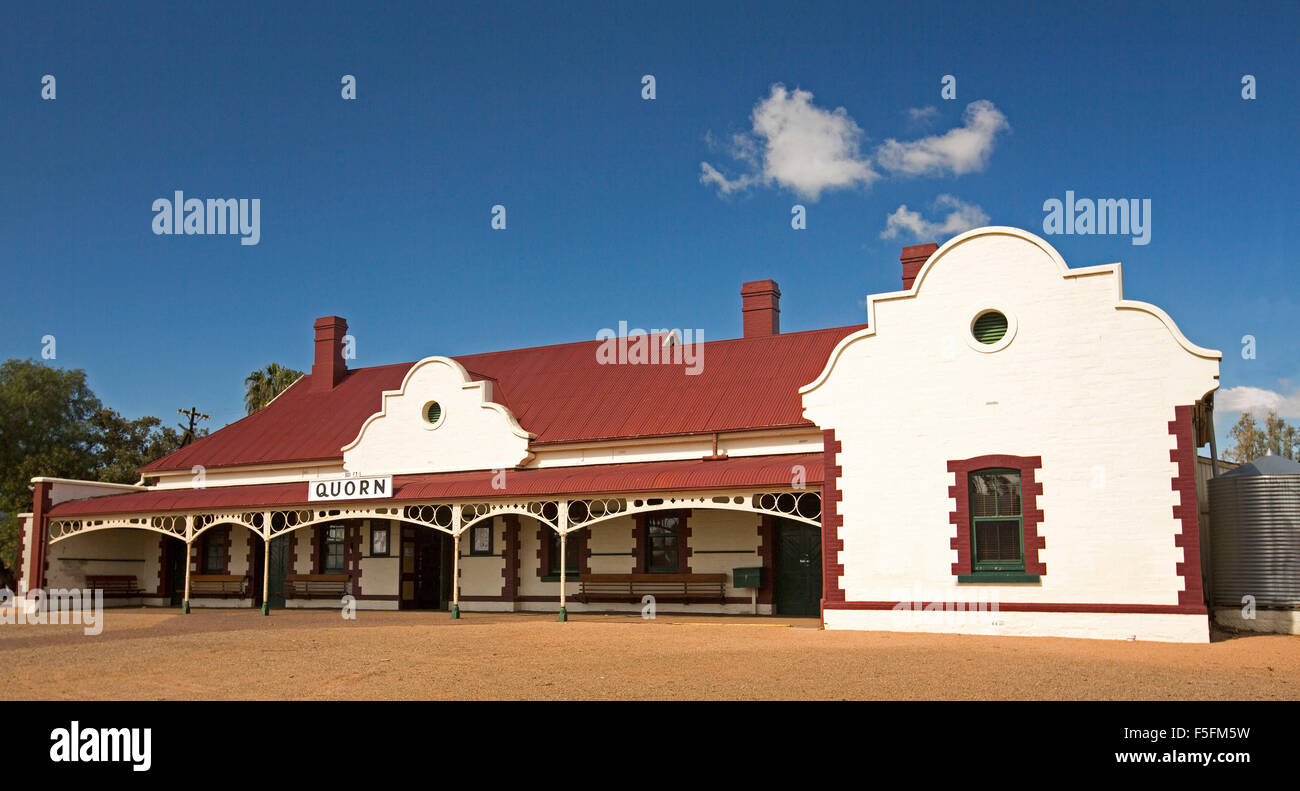Vista panoramica del centro storico di ornati in Red & White stazione ferroviaria edificio contro il cielo blu all'outback cittadina di Quorn, Sud Australia Foto Stock