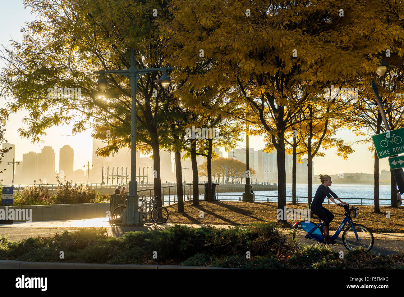 New York, NY - Autunno in Hudson River Park vicino al Christopher Street pontili. Stacy Rosenstock Walsh/Alamy Foto Stock