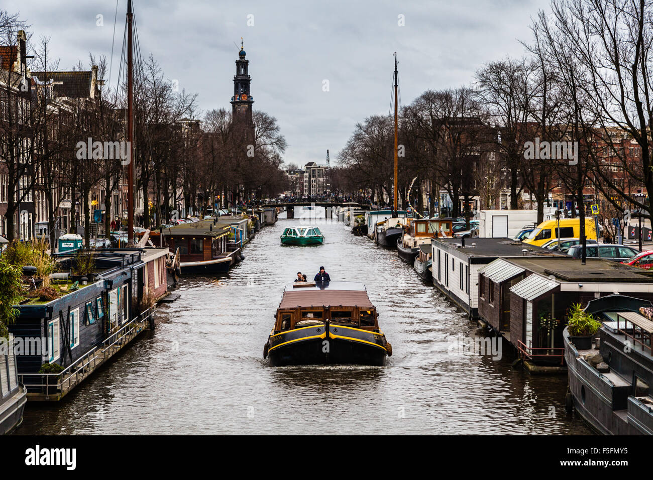 Amsterdam, la città dei canali, con barche, chiatte, e case galleggianti di tutte le forme e dimensioni per viaggiare e soggiornare in città unica Foto Stock