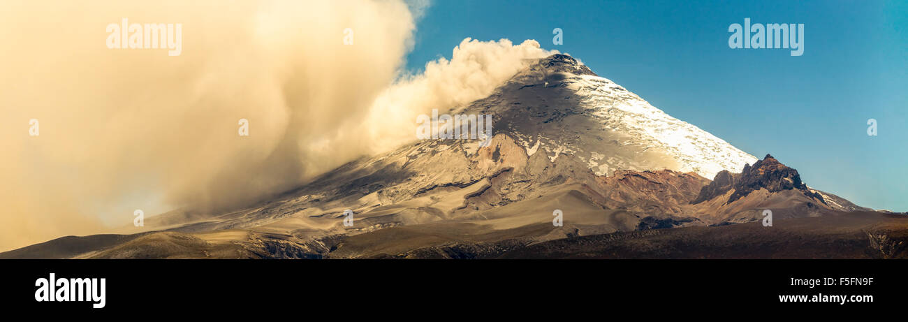 Panorama drammatico con il Vulcano Cotopaxi eruzione nel 2015 grandi quantità di ceneri viene soffiata nel cielo Foto Stock