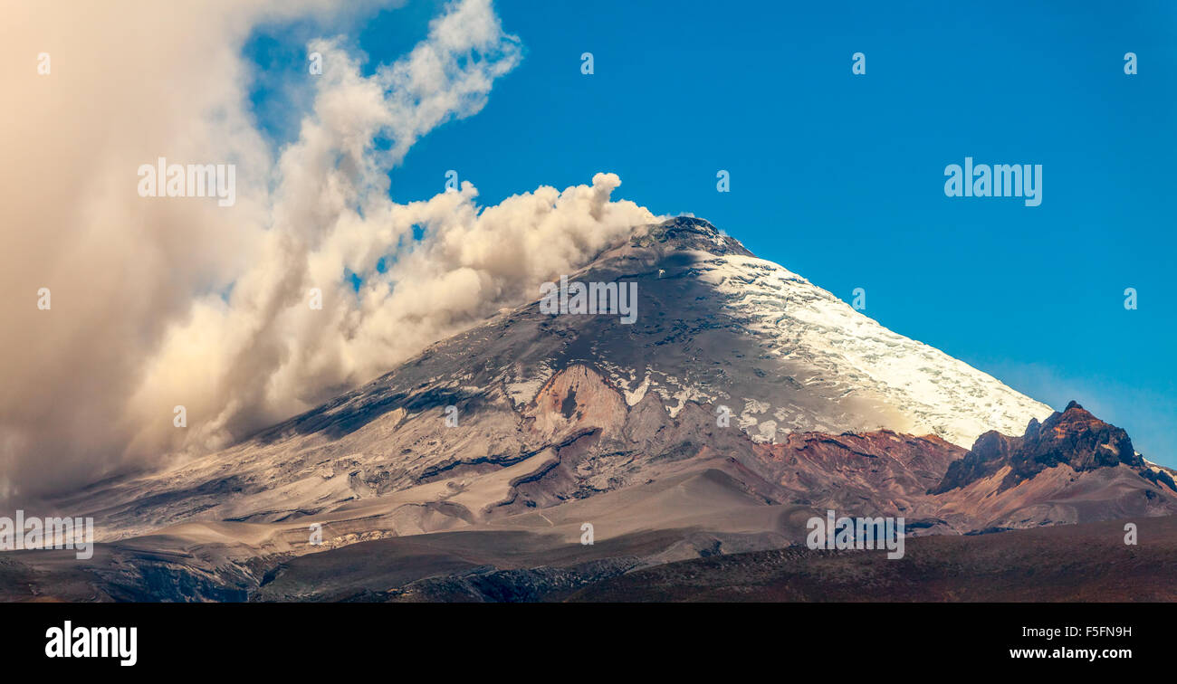 Panorama drammatico con il Vulcano Cotopaxi eruzione nel 2015 grandi quantità di ceneri viene soffiata nel cielo Foto Stock