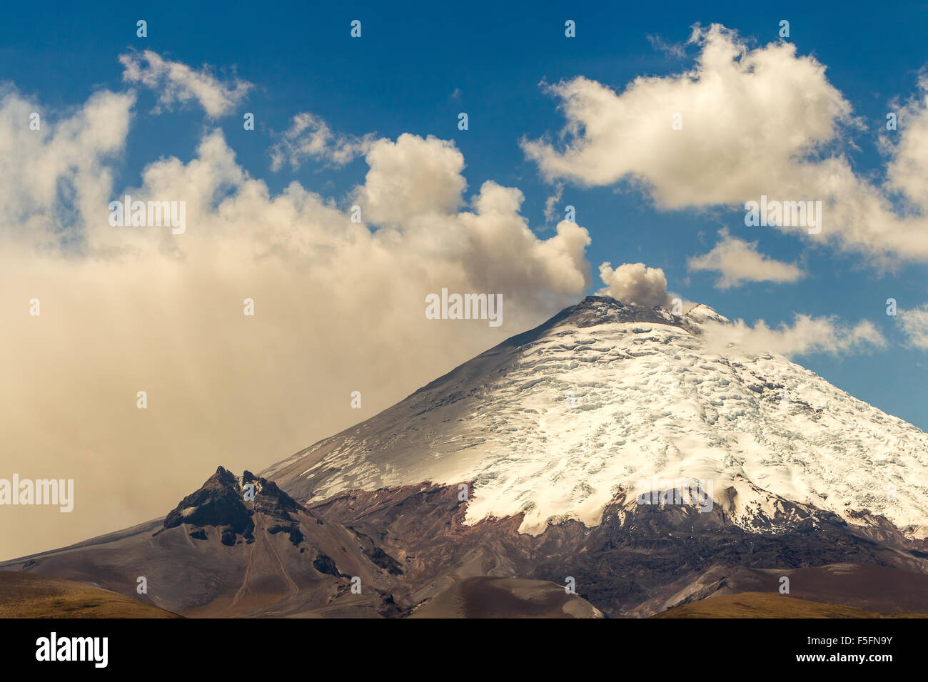 Il Lato Sud del vulcano Cotopaxi durante l eruzione 2015 dei vapori di acqua e soffiaggio di cenere nel cielo Foto Stock