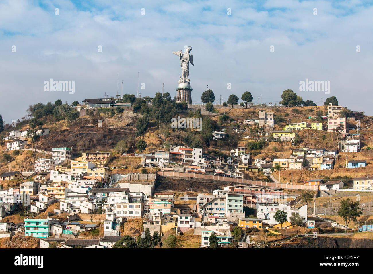 Situato sulla parte superiore del Cerro El Panecillo, la Virgen de Quito scultura può essere visto da qualsiasi posizione nel centro cittadino di Quito. Foto Stock