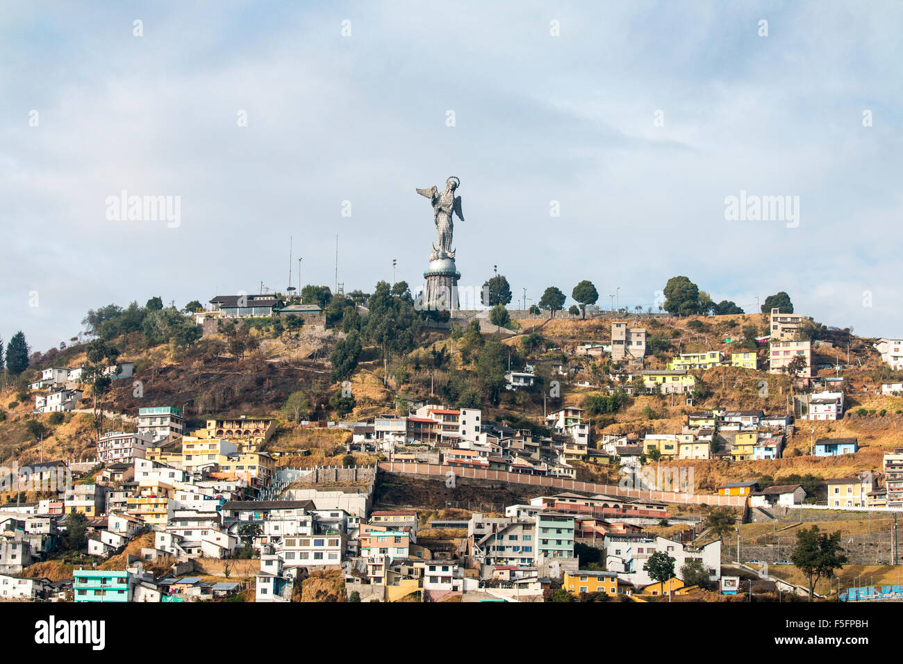 Situato sulla parte superiore del Cerro El Panecillo, questa imponente scultura può essere visto da qualsiasi posizione nel centro cittadino di Quito. Foto Stock