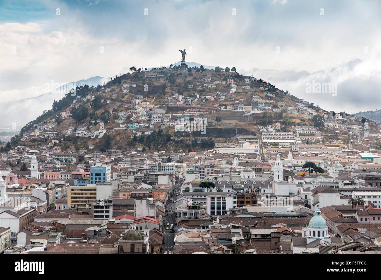 Vista di Quito, capitale dell'Ecuador dalla Basílica del voto Nacional. Foto Stock