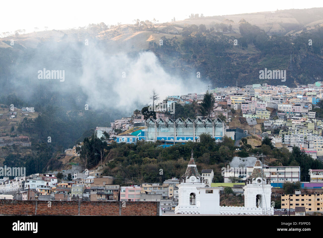 Fuoco nelle colline sopra Quito, Ecuador su 9/27/2015. Foto Stock