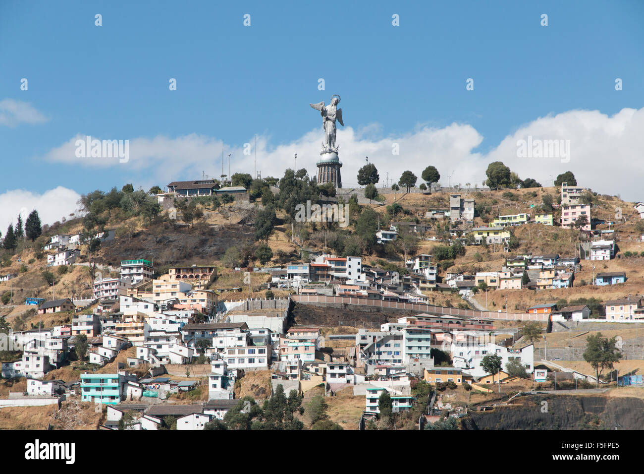 Ad un'altitudine di 2.850 metri (9,350 ft) sopra il livello del mare, Quito è il più alto funzionario città capitale del mondo. Foto Stock