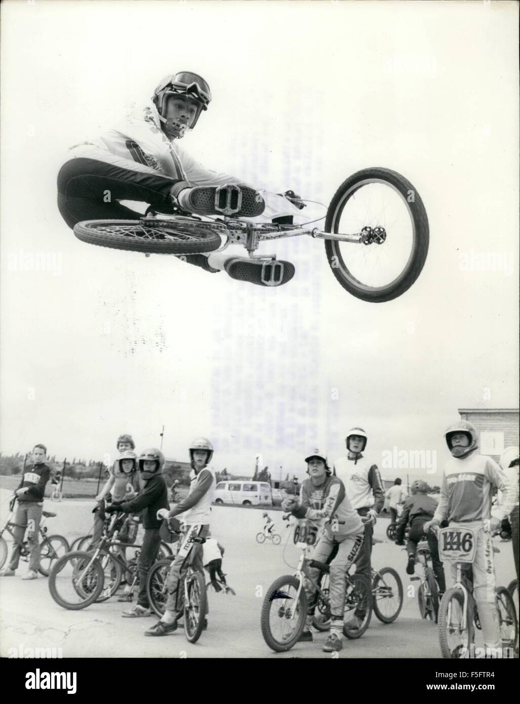 1972 - BMX l'ultima mania per andare in bicicletta in Gran Bretagna ha poco a che fare con il mantenere abete o evitando la spesa di correre un'auto. Avevo uno per la pura emozione della corsa. I lod tra e 18 anni oxigregate, di prendere parte in Gran Bretagna con la crescita più rapida del sport motocross bicicletta o bux per brevi. Il giovane ride appositamente realizzati bike con pneumatici per autotrasporto pesante che sono ideali per accidentato piste per lo sci di fondo. Freestyle è come la ginnastica su una bicicletta, le audaci piloti girare indietro capriole. luppolo alle incredibili heelies.Lo sport originato in California e tutte le giostre devono indossare il casco lon Foto Stock