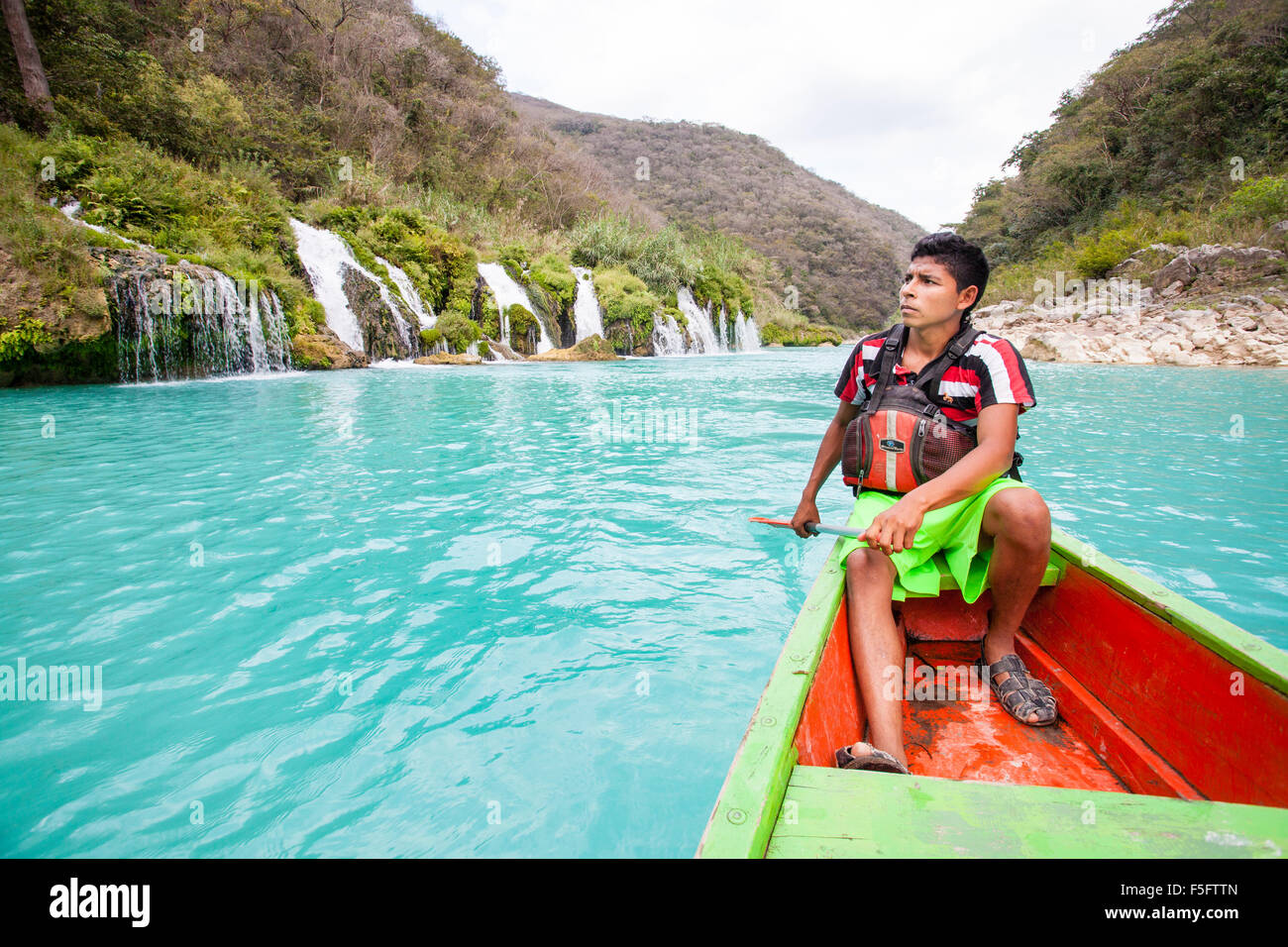 Una guida si prende una pausa dal canottaggio a monte sulla strada per le Cascate Tamul in Huasteca Potosina zona del Messico. Foto Stock