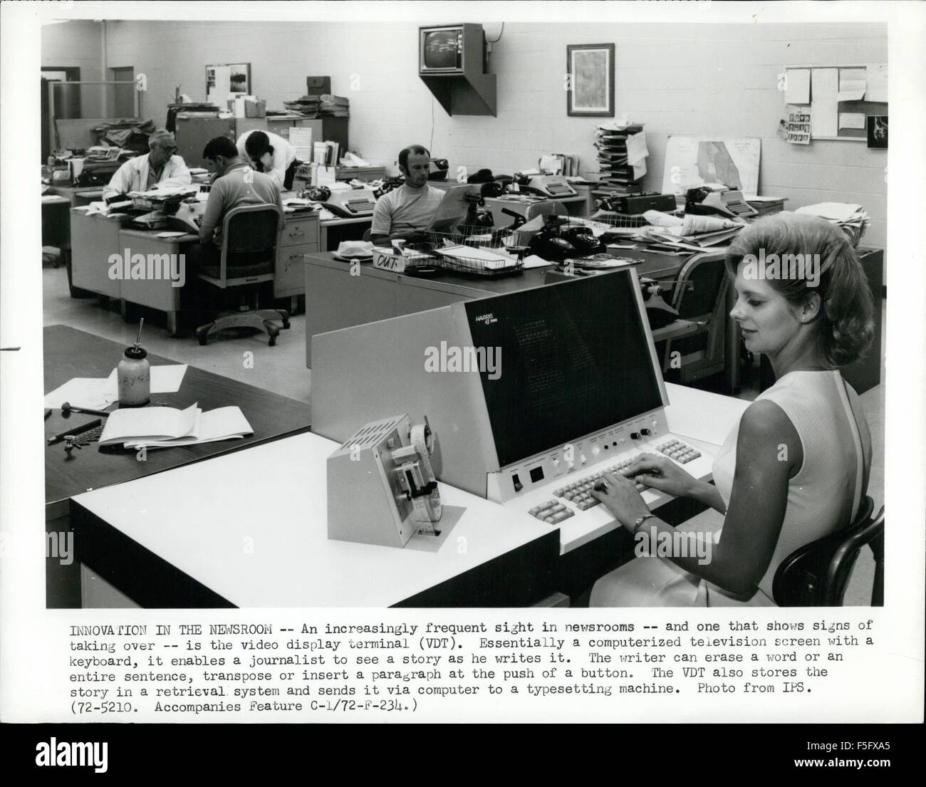1972 - Innovazione nella newsroom -- un sempre più frequenti in vista le redazioni -- e uno che mostra segni di parlare su -- è il display video terminale (VDT). Essenzialmente un sistema computerizzato di schermo televisivo con una tastiera, che consente a un giornalista a vedere una storia come egli scrive. Lo scrittore è in grado di cancellare una parola o una frase intera, trasporre o inserire un paragrafo con la semplice pressione di un pulsante. Il VDT memorizza anche la storia in un sistema di recupero e lo invia tramite computer per una macchina tipografica. © Keystone Pictures USA/ZUMAPRESS.com/Alamy Live News Foto Stock