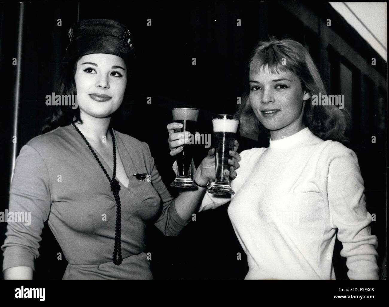 1965 - Luce per la birra bionda, birra scura per brunette: prossimi Italian starlet Daniela Rocca che è considerato come un nuovo rivale di Sophia Loren e Gina Lollobrigida, è stata impegnata dal film francese produttore Maurice Cloche per giocare il ruolo di protagonista nel film ''Marchand de filles'' opposta Georges Marchal. Il suo rivale nel film sarà la bionda Agnes Laurent (Daniela è una bruna). Le due stelle, la bionda e la bruna si sono incontrati presso la stazione Gare de Lyon dove Daniela Rocca arrivarono da Roma questa mattina. La foto mostra le due stelle godendo un bicchiere di birra (luce per la bionda, scuro per la brune Foto Stock