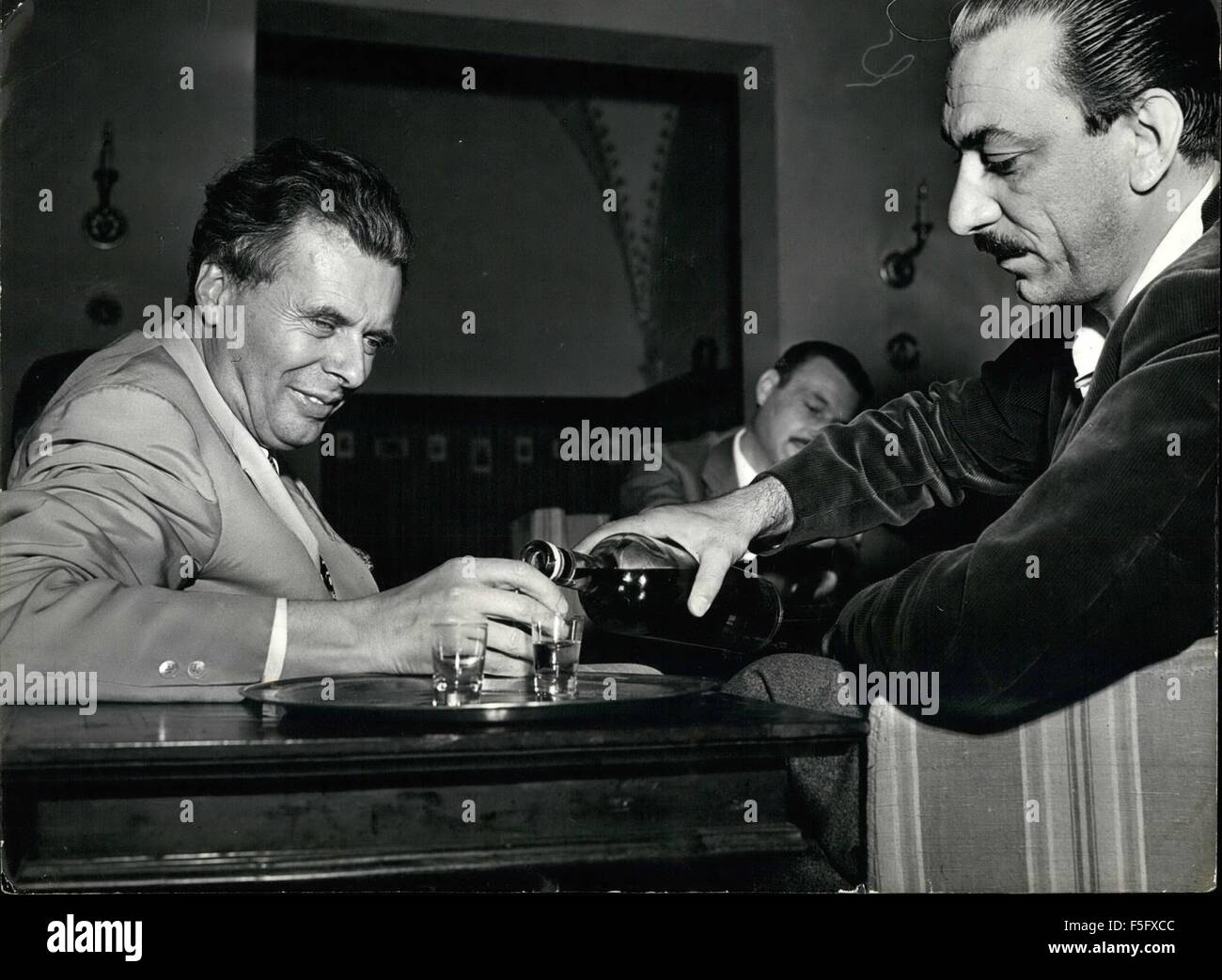 1972 - SIENA - Aldous Huxley, sinistra, e l'editore italiano MONDADORI. © Keystone Pictures USA/ZUMAPRESS.com/Alamy Live News Foto Stock