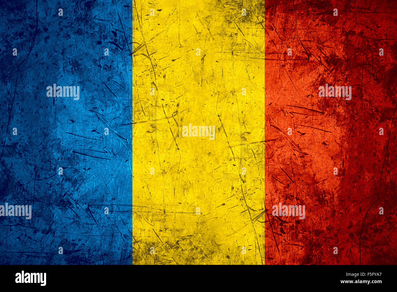 Bandiera della Romania o rumeno banner sul modello ruvida sfondo in metallo Foto Stock
