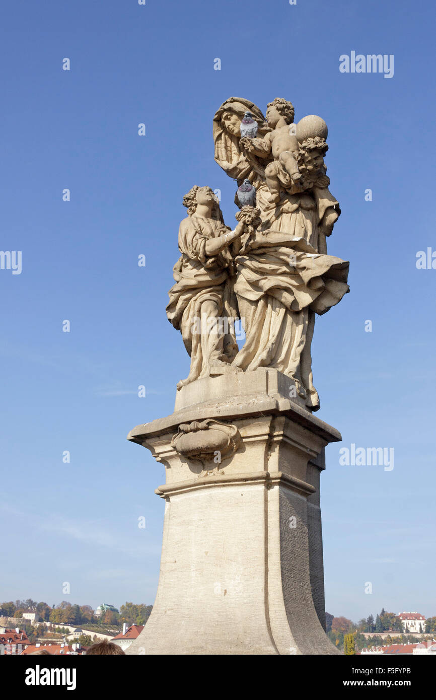 Statua, St Anne con Bambino divino, Charles Bridge (Karlův Most), Praga, Repubblica Ceca Foto Stock