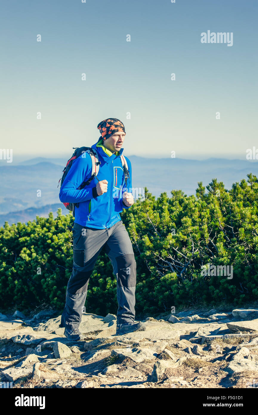 L'uomo escursionista trekking in montagna Foto Stock