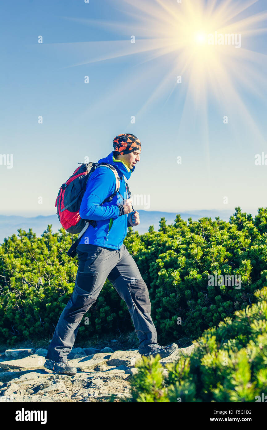 L'uomo escursionista trekking in montagna Foto Stock