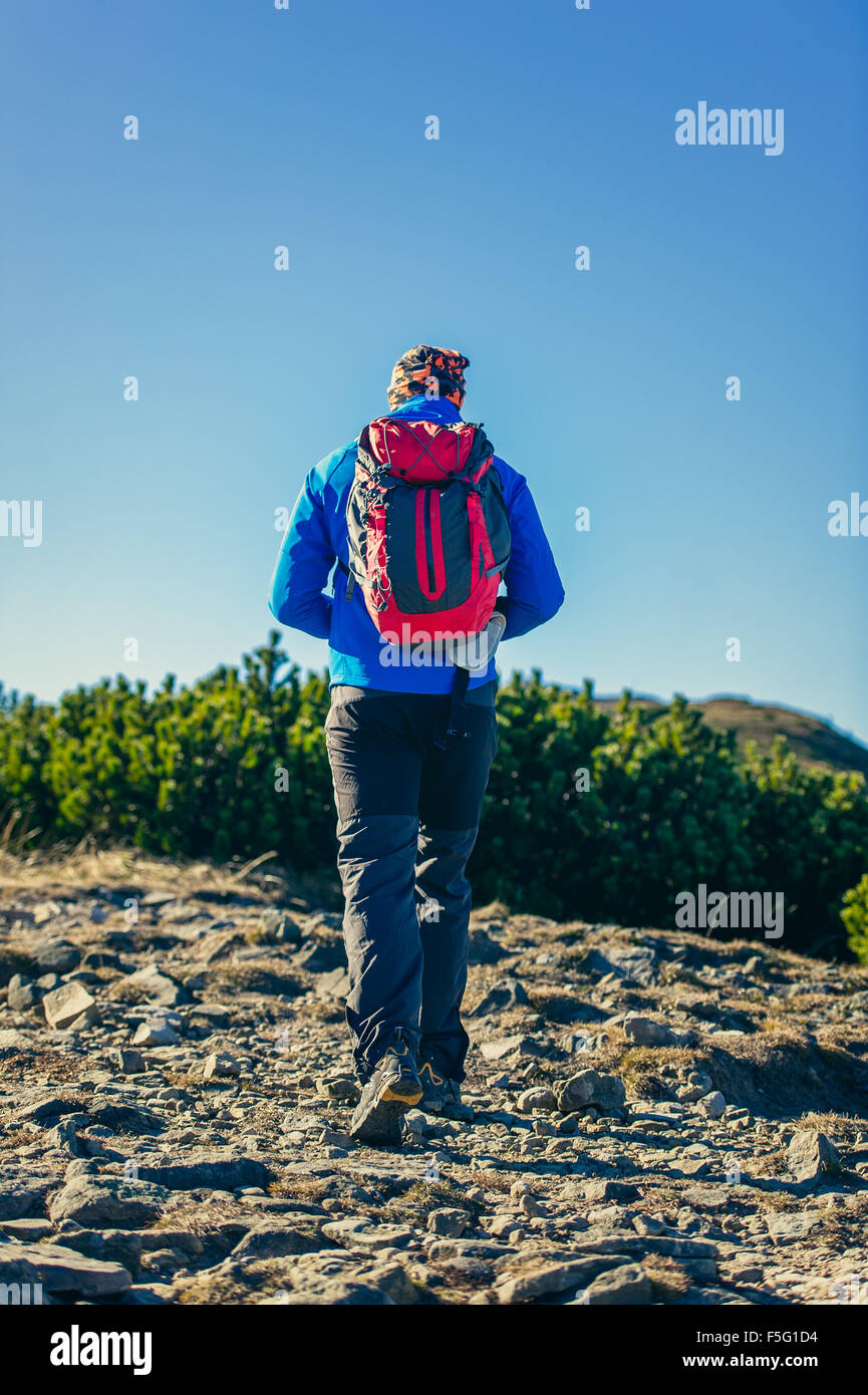 L'uomo escursionista trekking in montagna Foto Stock