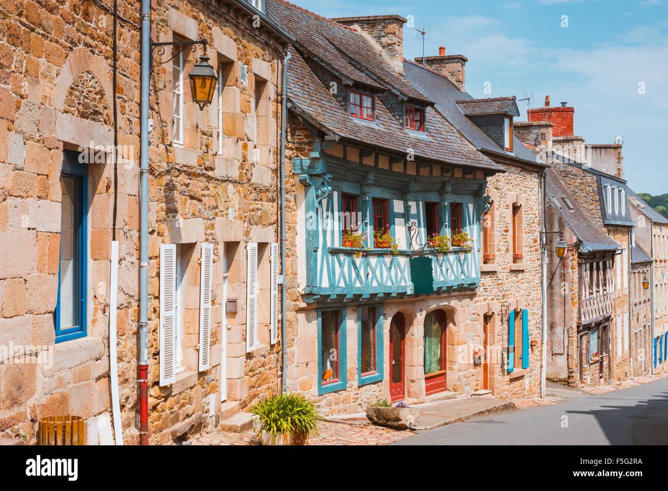 Strada nella vecchia Breton Brittany town Treguier, Francia Foto Stock
