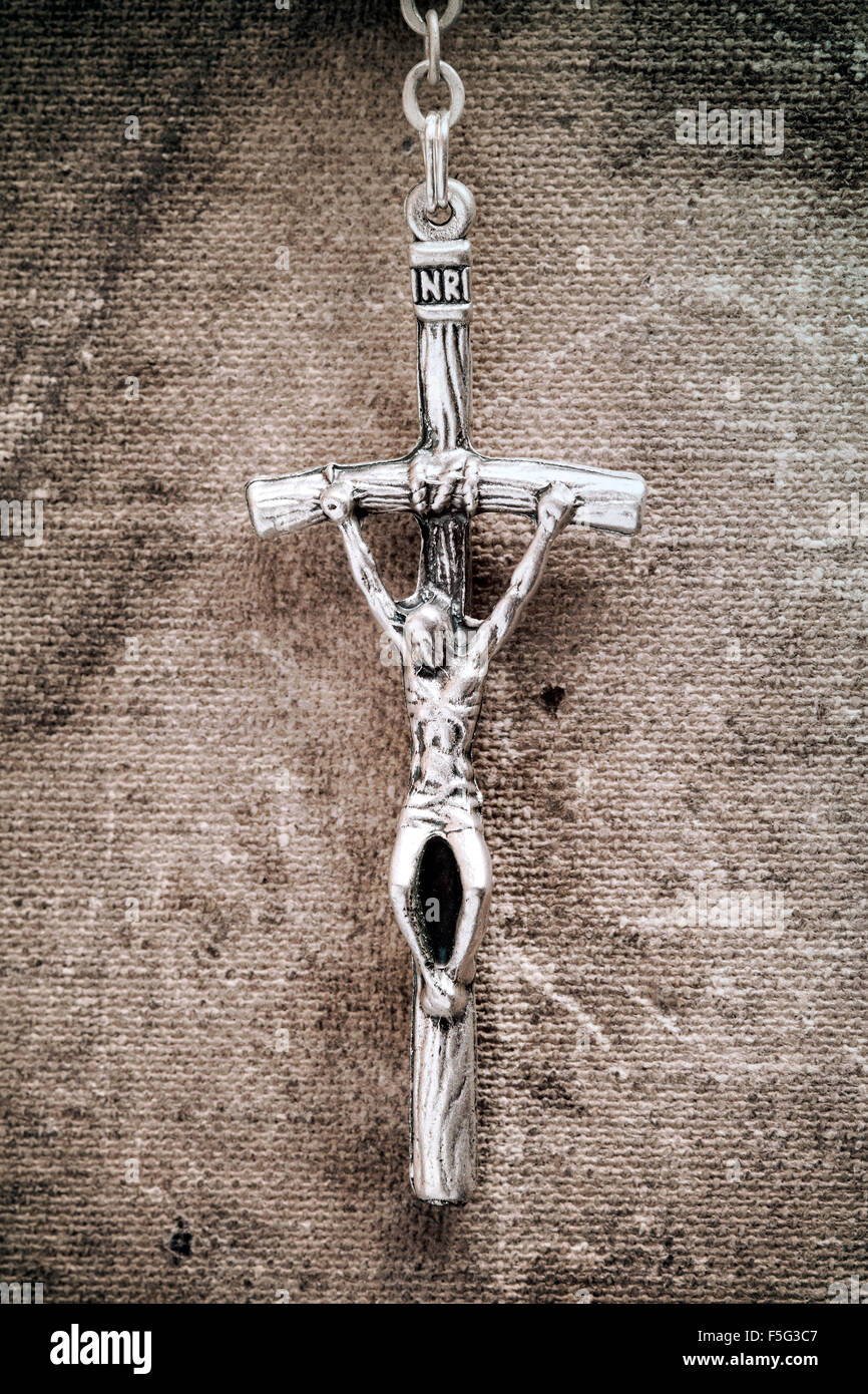 Concetto di fede con close up della croce d'argento crocifisso Foto Stock