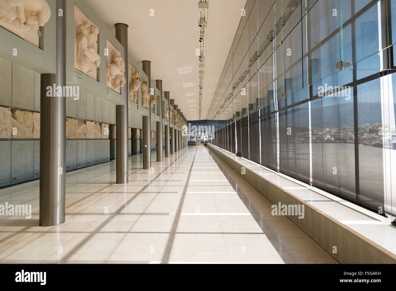 ATHENS, Grecia - 26 ottobre 2015: vista interna del Museo dell'acropoli ingresso con la folla di visitatori. Foto Stock