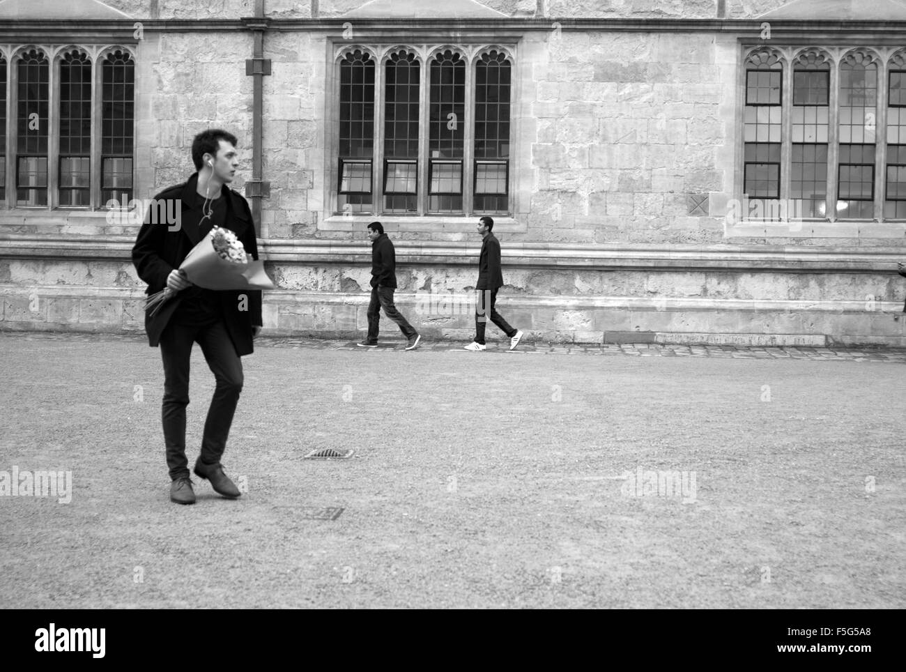 Lo studente che trasportano fiori,biblioteca Bodleian,Oxford Foto Stock