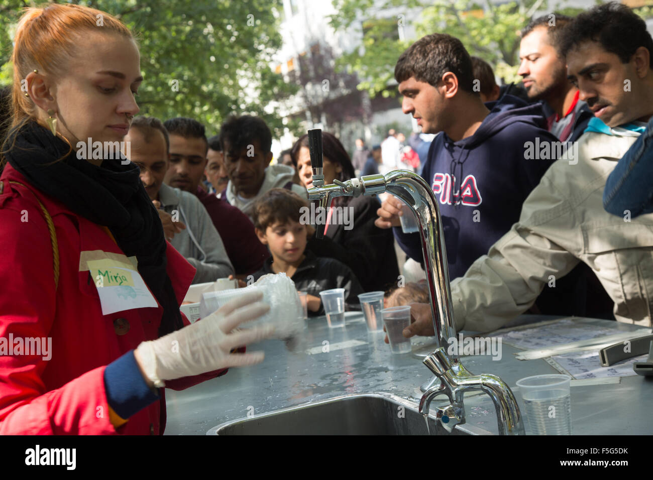 Berlino, Germania, assistant si occupa dell'approvvigionamento di acqua per i rifugiati Foto Stock