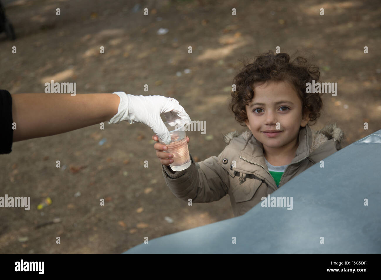 Berlino, Germania, assistant si occupa dell'approvvigionamento di acqua per i rifugiati Foto Stock